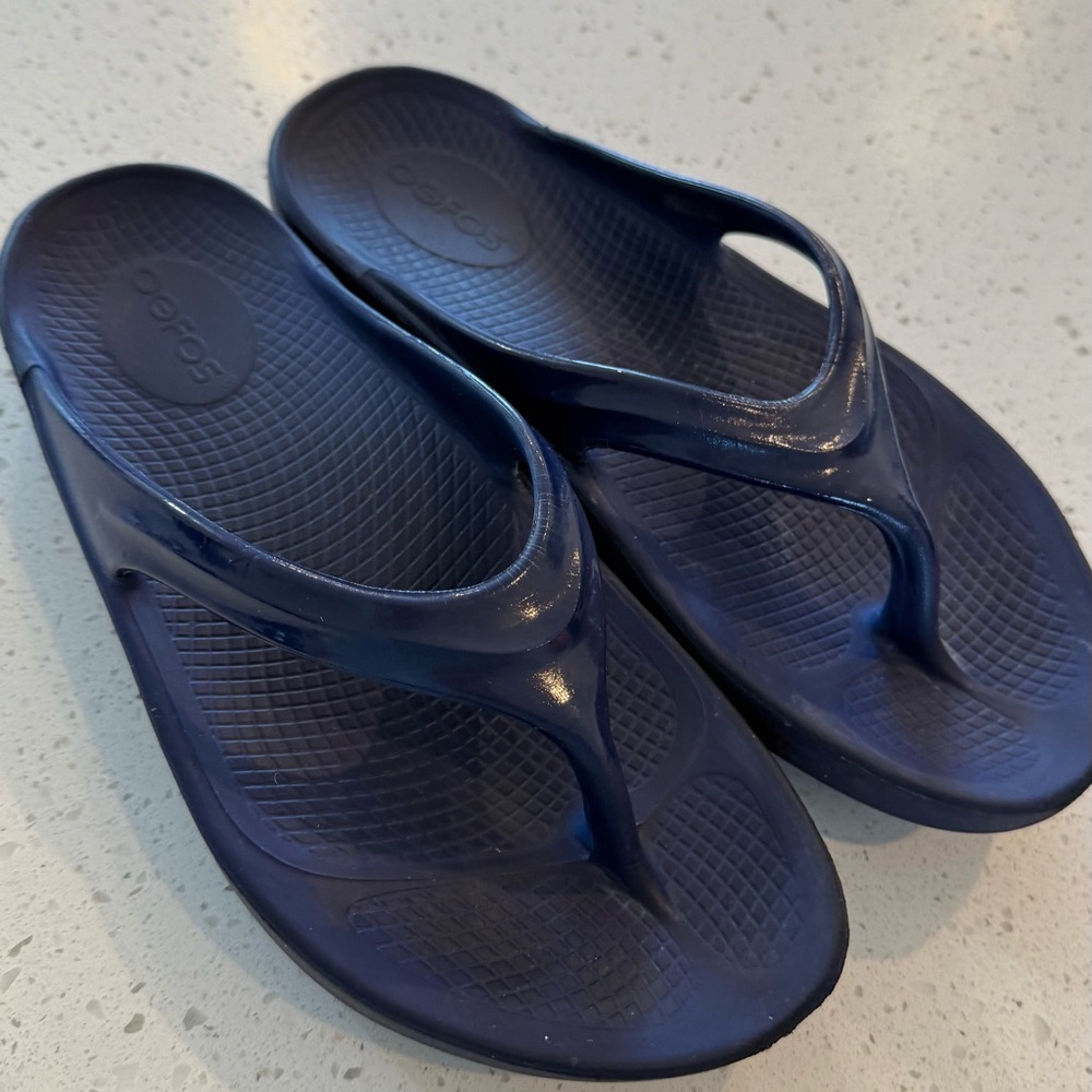 OOFOS OOlala Women's Size 8 Recovery Sport Navy Blue Thong Flip Flop Sandals